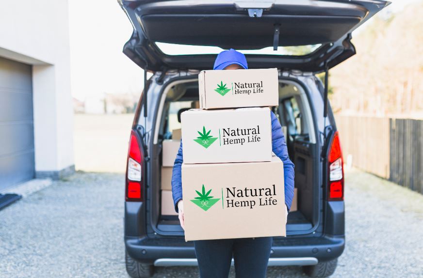 Företagskund håller i Natural Hemp Life Paket 4