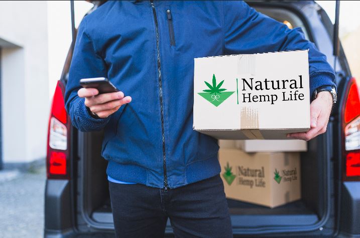 Företagskund håller i Natural Hemp Life Paket
