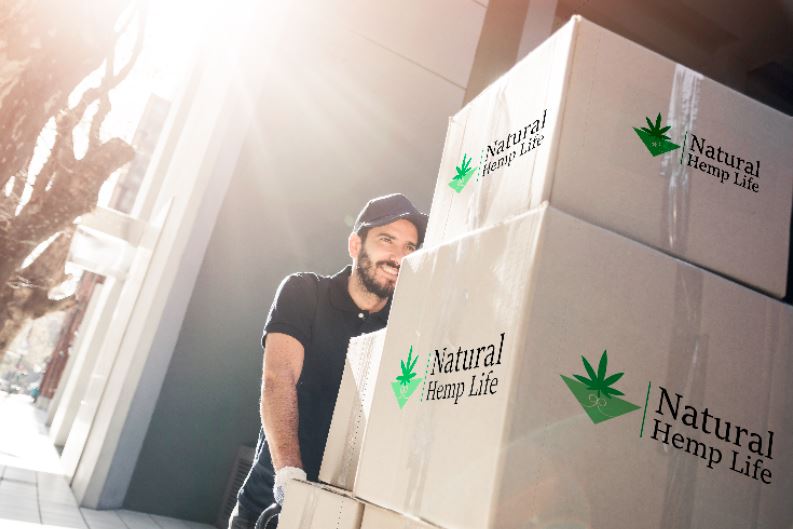 Företagskund håller i Natural Hemp Life Paket 2
